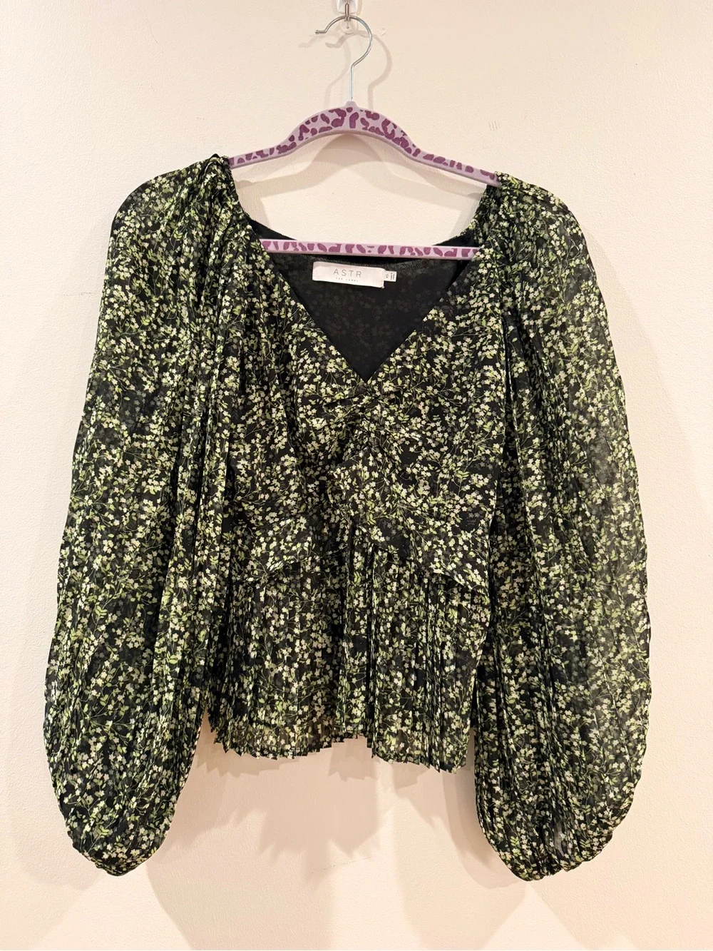 ASTR Black Floral V-Neck Puff Sleeve Blouse